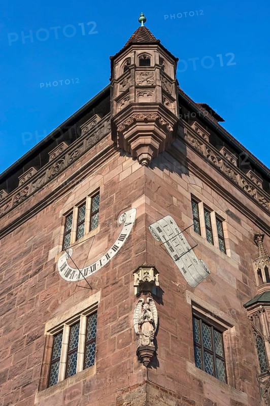 Oriel and sundials at Nassauer Haus