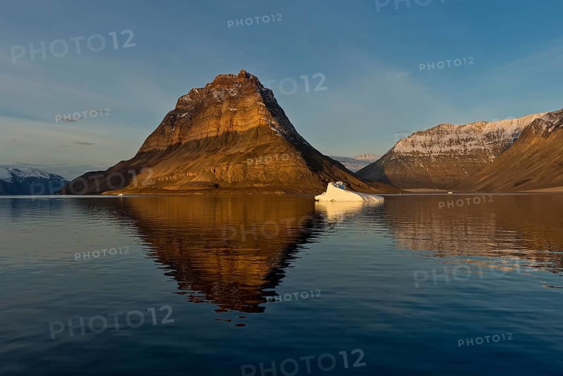Iceberg in front of Devil's Castle mountain