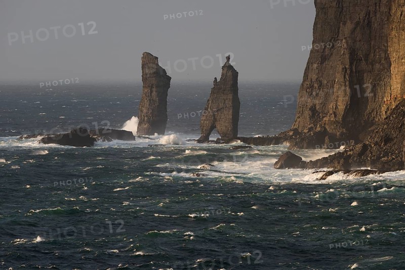 Sea stacks Risin og Kellingin