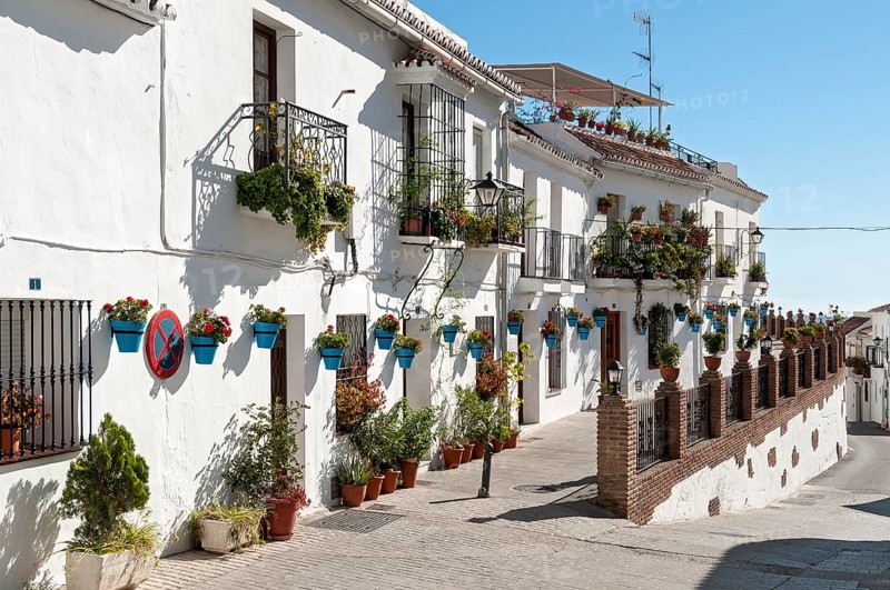 Calle Muro street with white-washed houses