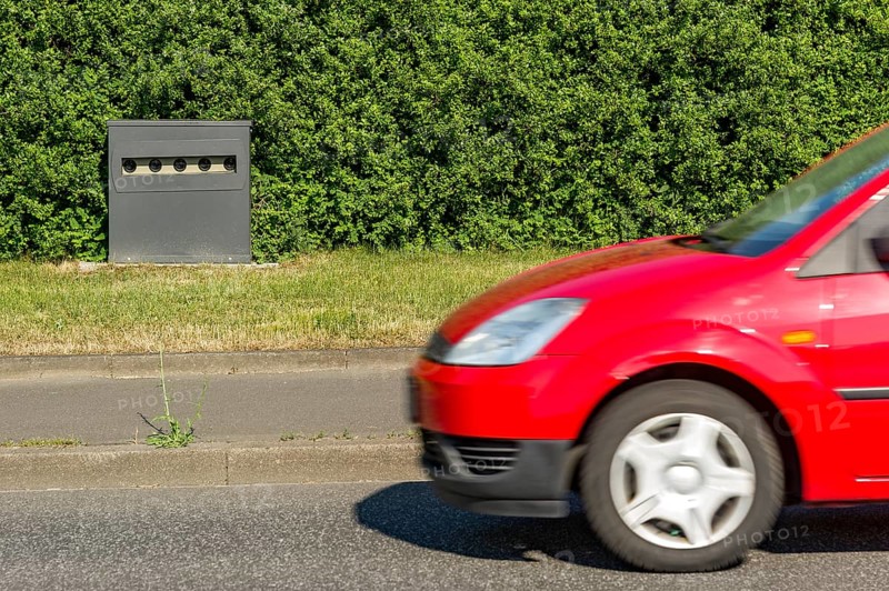 Passenger car in measurement range of sensor for traffic speed measurement
