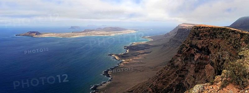 View from Guinate trail to island of La Graciosa