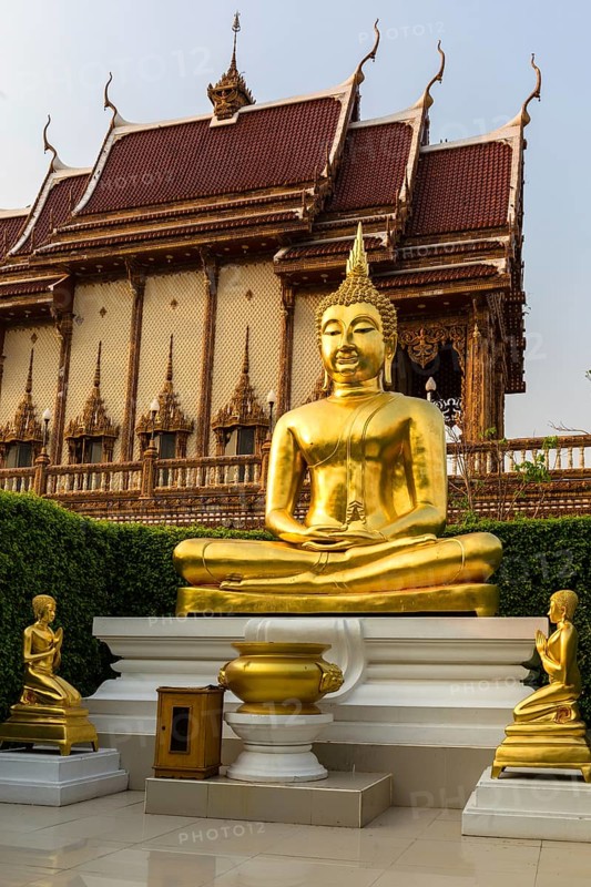 Golden Buddha statues in front of Wat Baan Rai