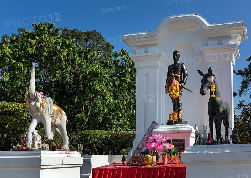Phra Pathum Worarat monument in Thung Si Muang Park