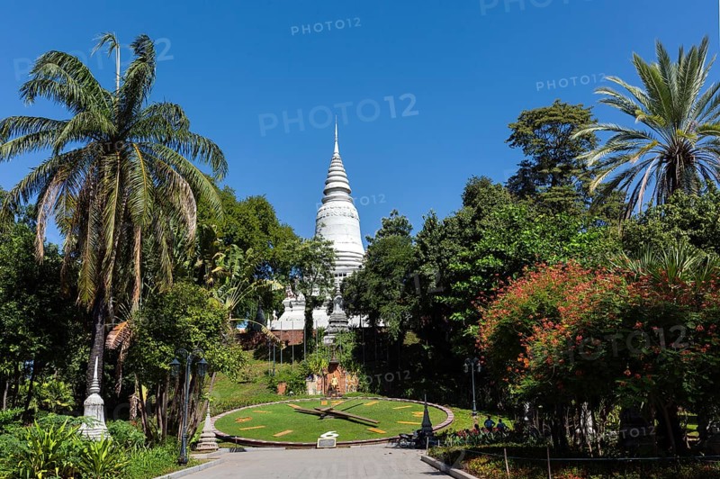 Clock in front of the stupa of Wat Phnom