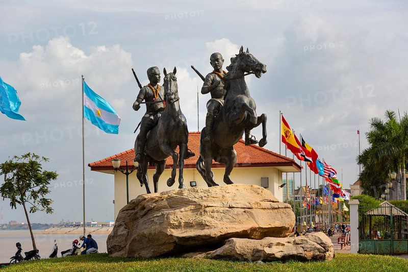 Techo Meas and Techo Yot statue at Sisowath Quay