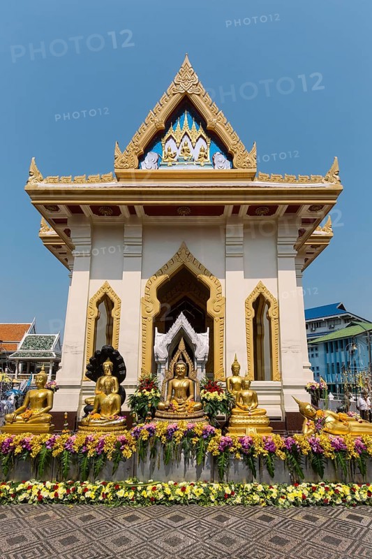 Golden Buddha statues in the courtyard of the Wat Traimit Temple
