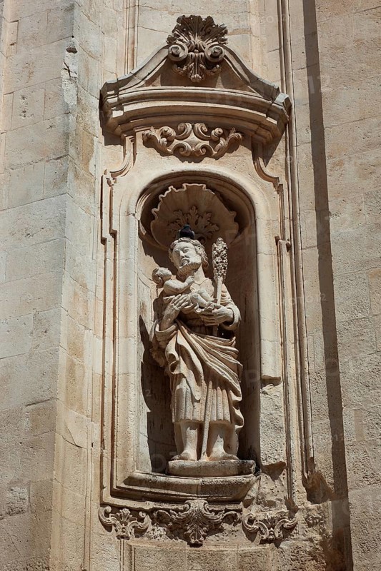 Figure on the portal of the Basilica of San Martino