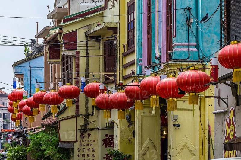 Hauserfront with red lanterns in the Chinatown district of Kampung Bakar Batu