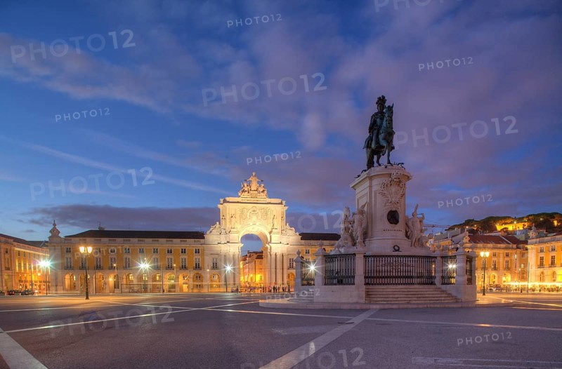 Arco da Vitoria and equestrian statue of King Jose I. at the Praca do Commercio at dusk