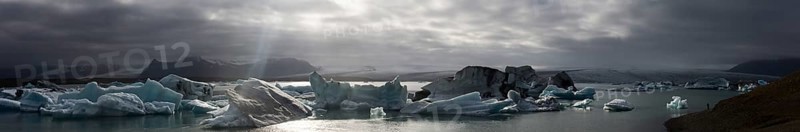 Glacier lagoon of Jokulsarlon in front of the glaciers of Vatnajokull