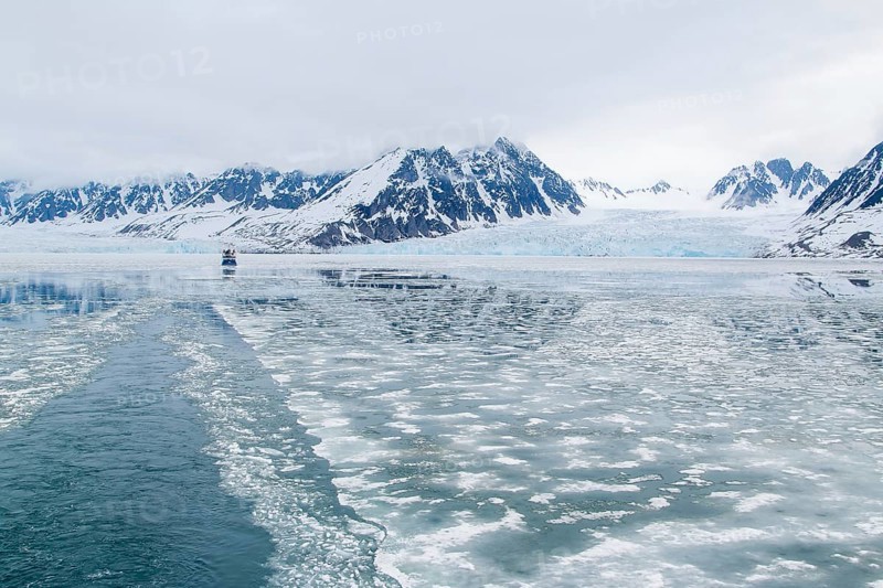 Boat in front of the Monacobreen glacier
