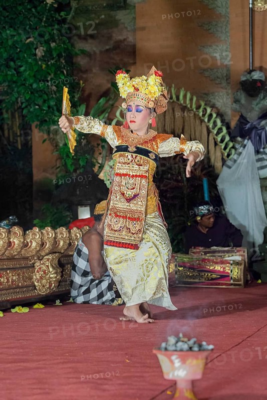 Legong trance and paradise dance performed by Panca Arta troupe