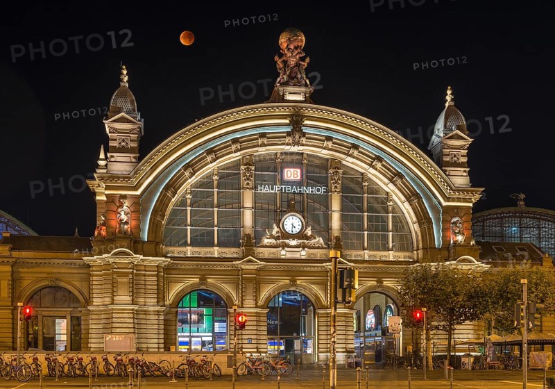Total lunar eclipse above central station entrance