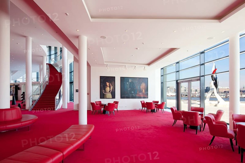 Light-flooded foyer with views of the city