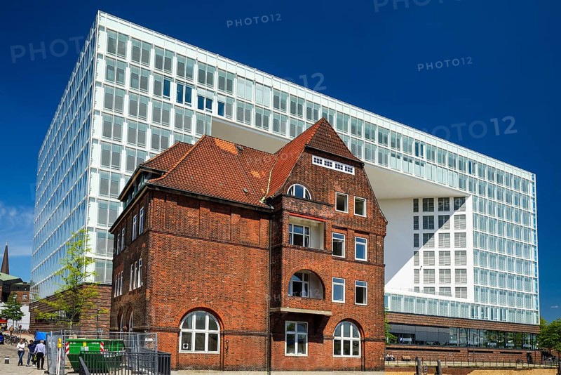 Ericus-Contor and old brick building in HafenCity
