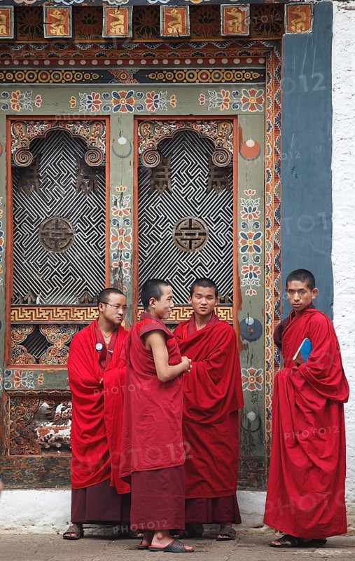 Monks in front of the Punakha Dzong