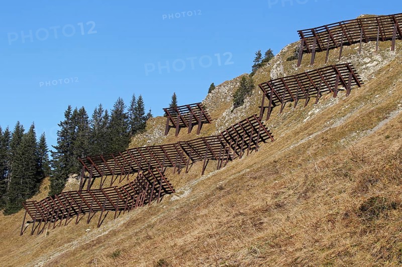 Avalanche fence