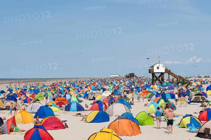 Many bathers with beach tents on the beach