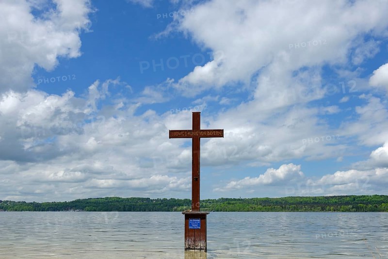 Memorial cross for King Ludwig II in Lake Starnberg