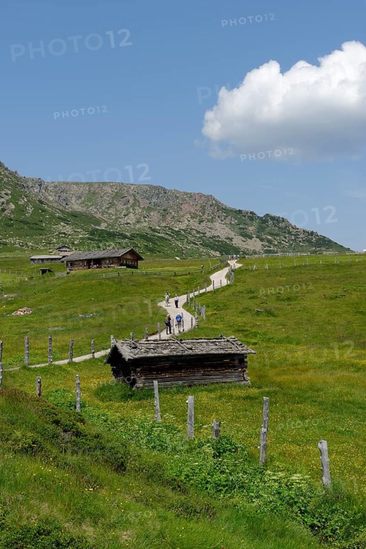 Alpine huts on the way to the Totenkirchlein chapel