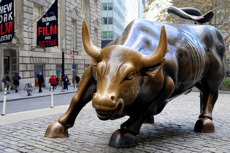 Bull in front of stock exchange