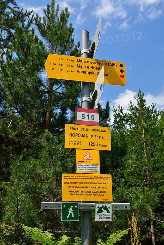 Trail sign post in Ropojana valley