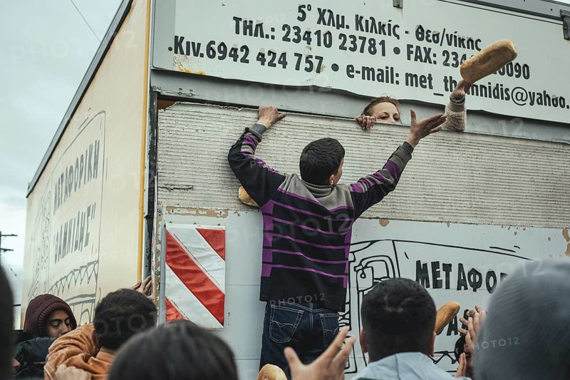 Distribution of food by Greek volunteers