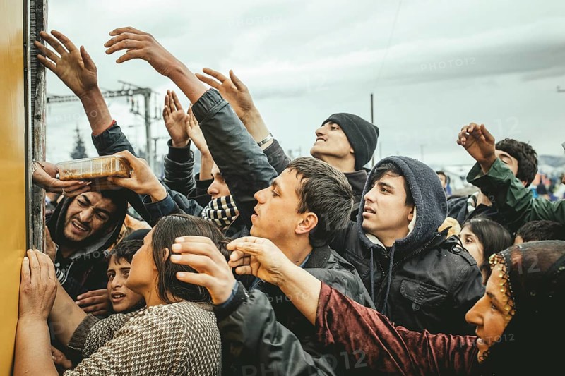 Distribution of food by Greek volunteers