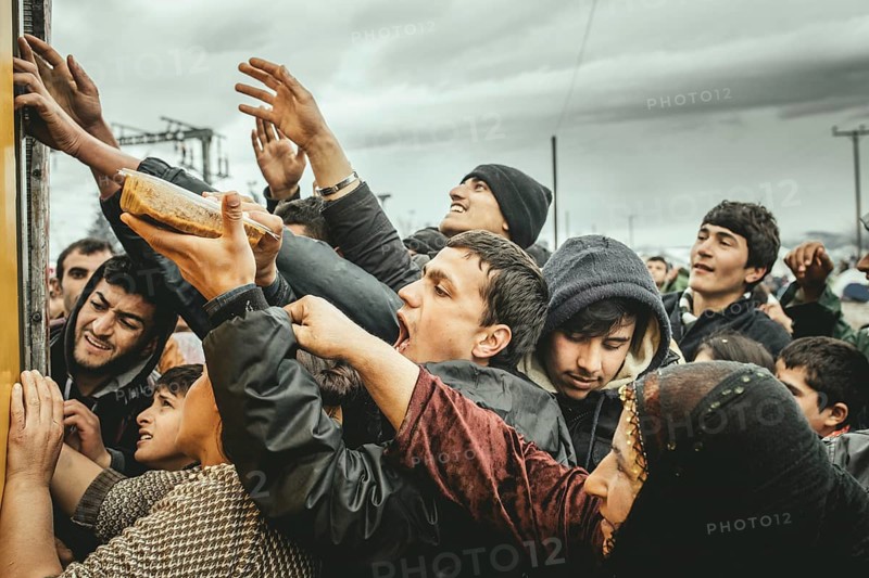Distribution of food by Greek volunteers