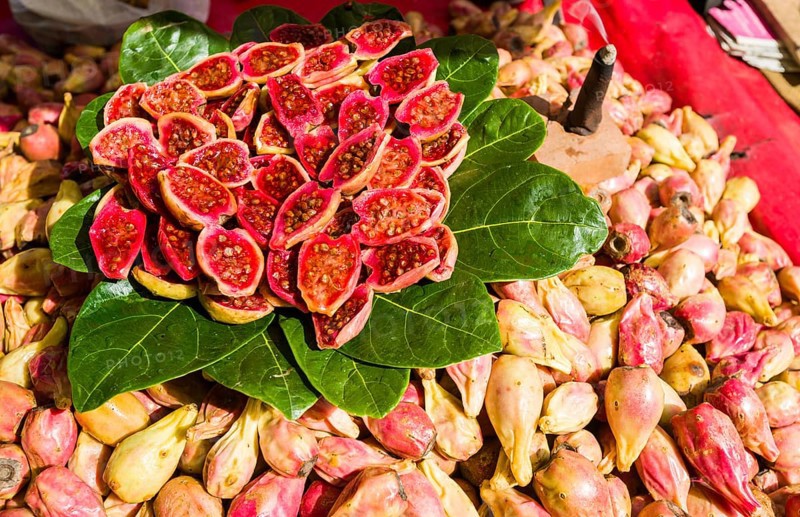 Fresh figgs are arranged for sale in the fruit market