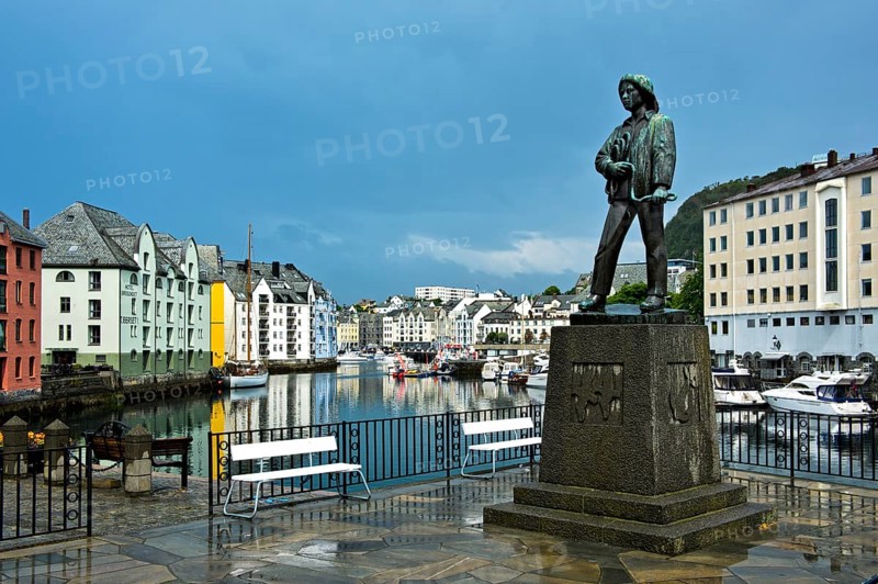 Fisher boy monument of Knut Skinnarland on the Apotekertorget Square