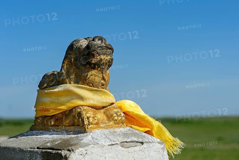 Sculpture of lion with yellow prayer shawl