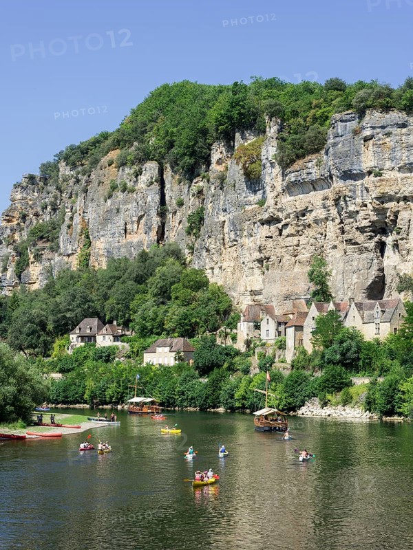 Excursion boats and kayaks on the Dordogne river