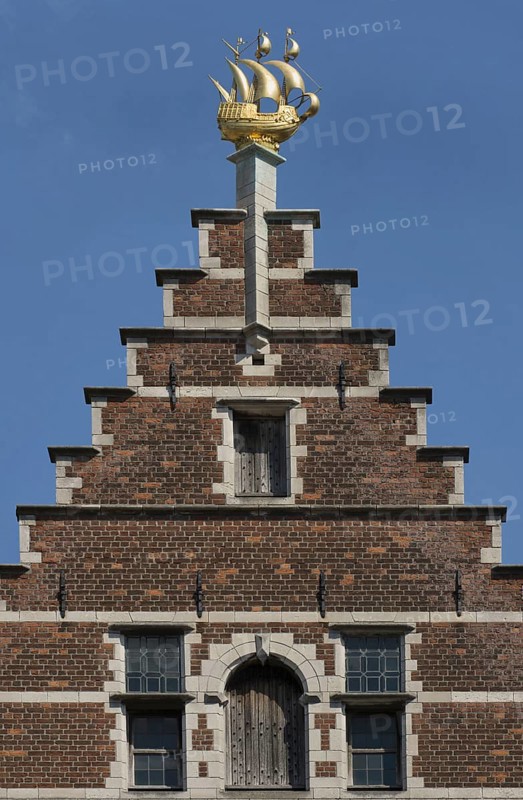 Stepped gables with golden cog