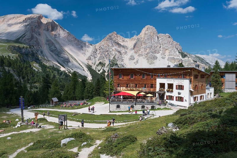 Tourists at Fanes Hut