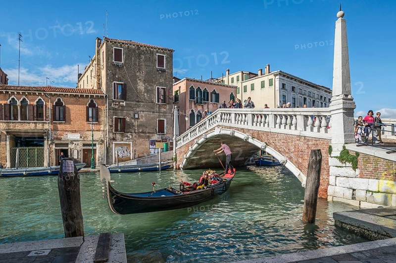 Gondola on the Ponte delle Guglie