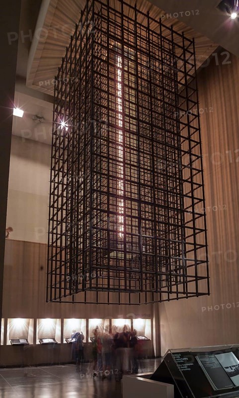 Hovering memorial column
