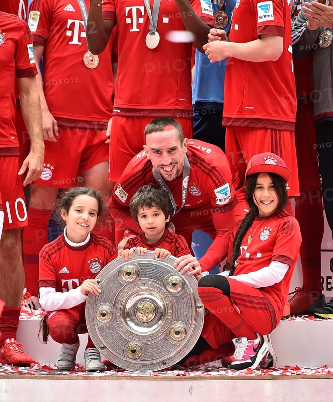 Franck Ribery with 3 children and championship trophy