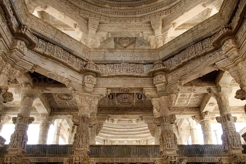 Portico in the marble temple Seth Anandji Kalayanji Pedhi