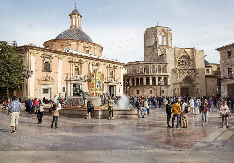 Plaza de la Virgen with the Cathedral and Basilica de Virgen de Los Desamparados