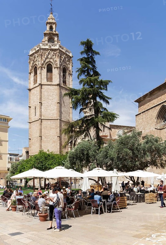 Pavement cafe and tourists in front of the Cathedral