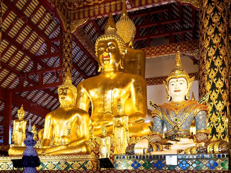 Golden Buddha statues