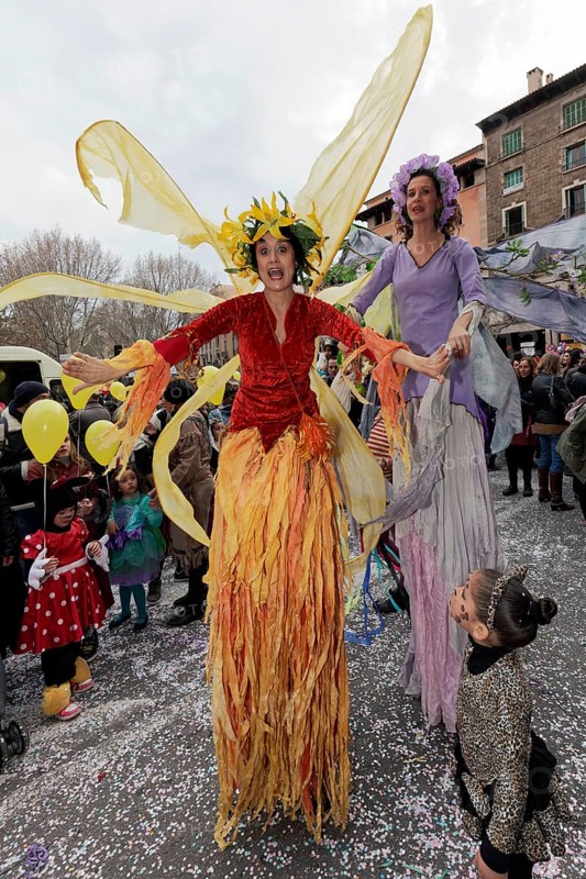 Acrobats on stilts