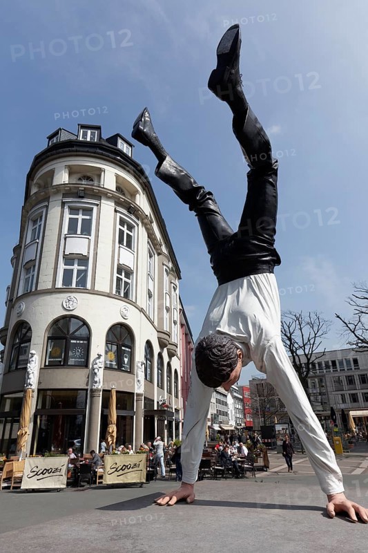 Sculpture A new successful day by Guillaume Bijl
