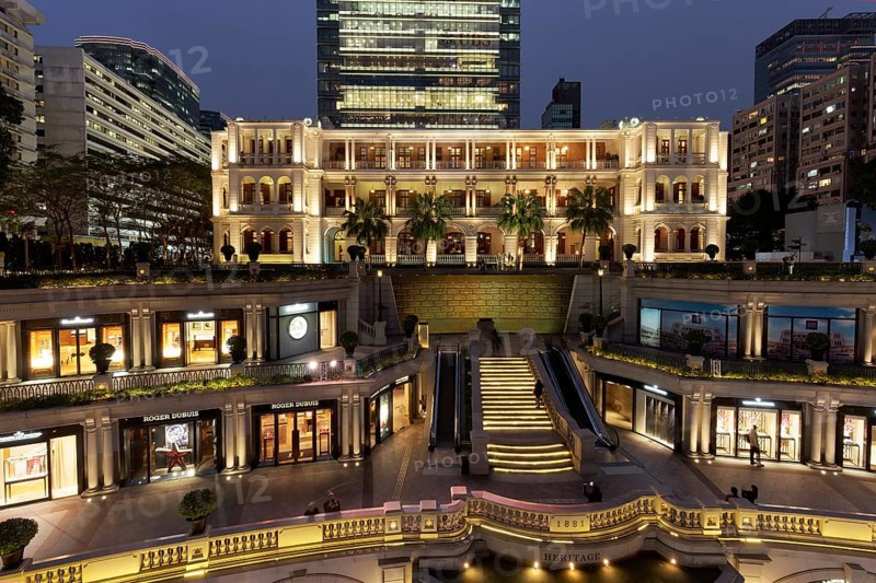 Luxury hotel Hullet House and shopping arcades