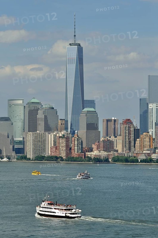 Freedom Tower and tourist boat
