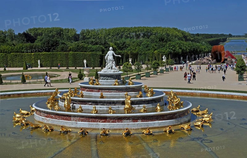 Latona fountain and metal horn of the artist Anish Kapoor in the castle gardens