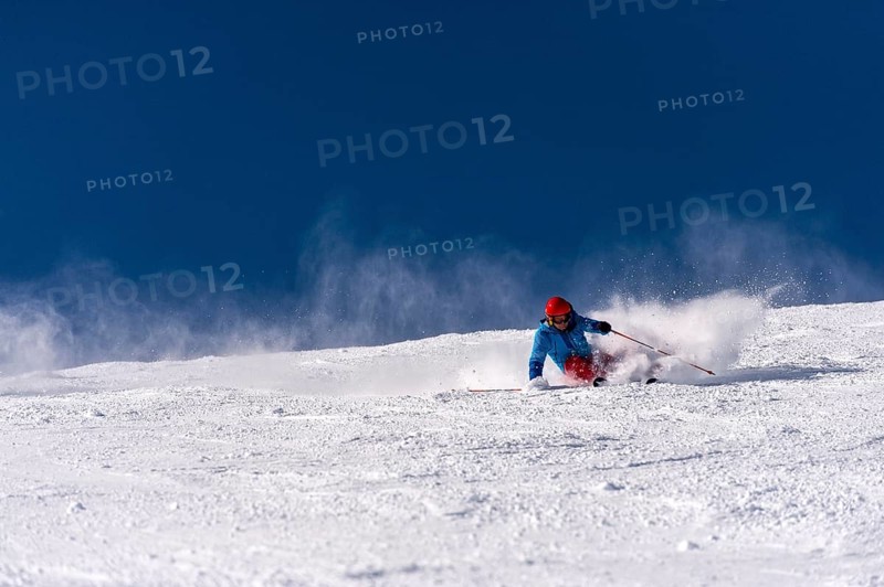 Extreme turns skier