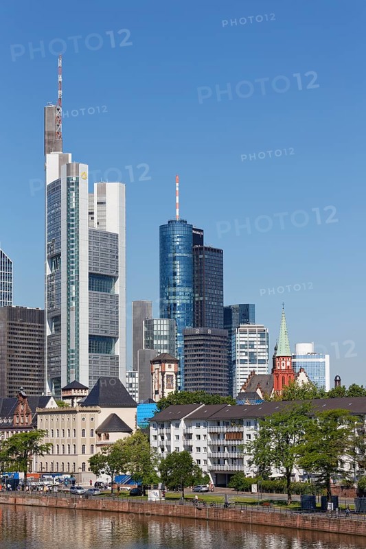 Langer Franz tower and Alte Nikolaikirche in front of Commerzbank Tower and Main Tower